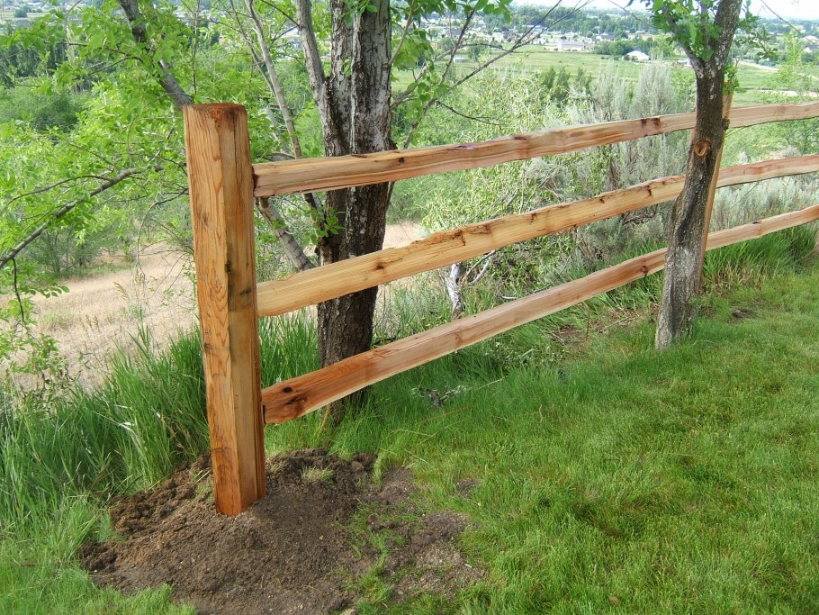 Деревянный забор из жердей