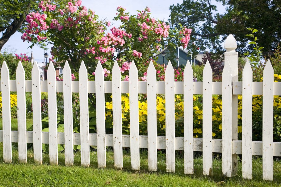 Красивый деревянный забор