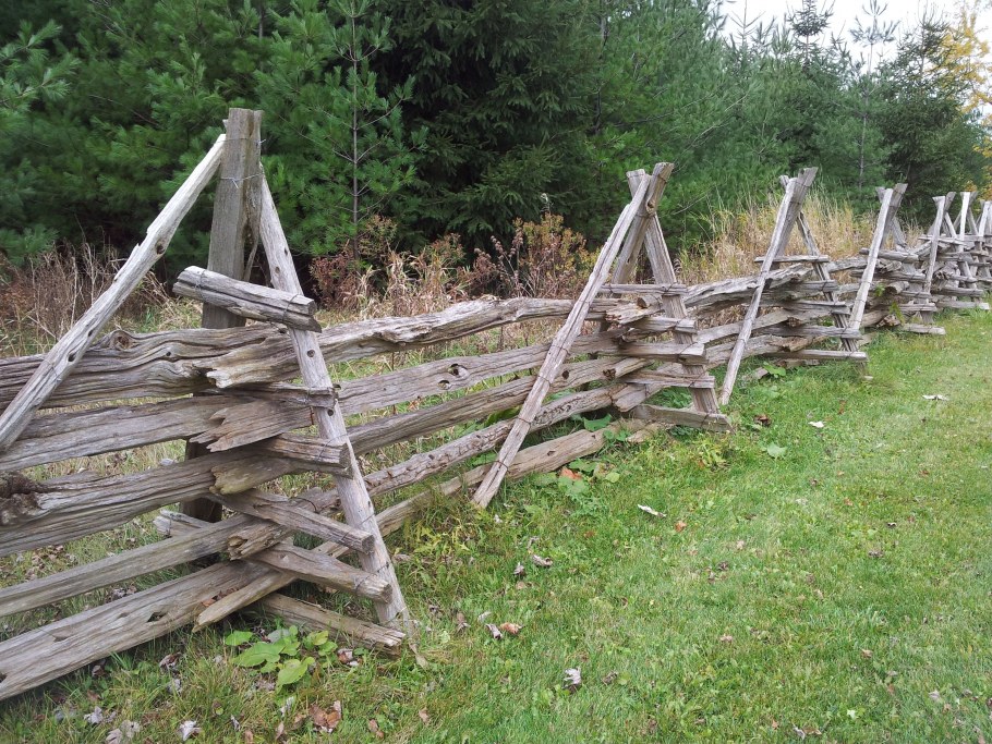 Деревянный забор из жердей