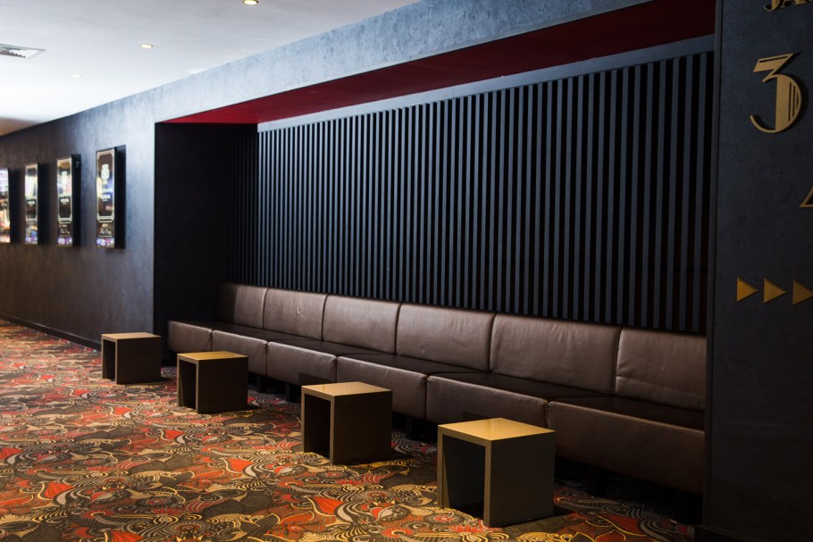 Стол в кинотеатре