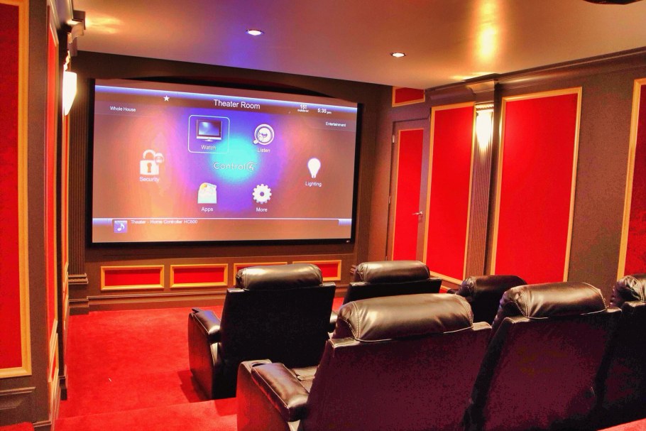 Проектор в кинотеатре