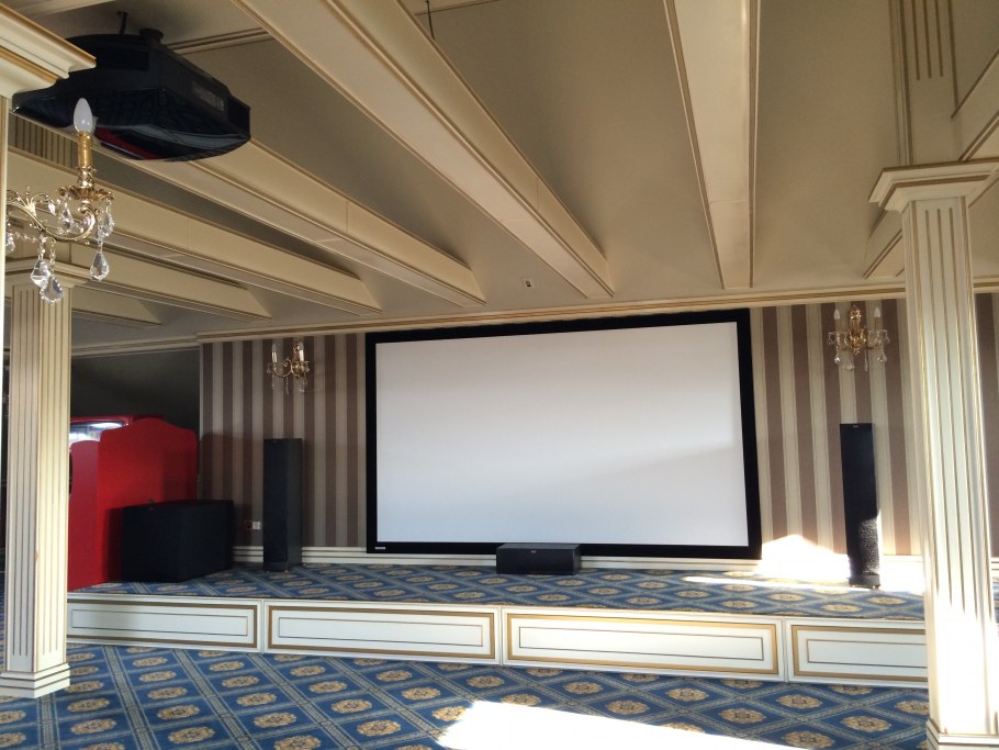 Домашний кинотеатр комната