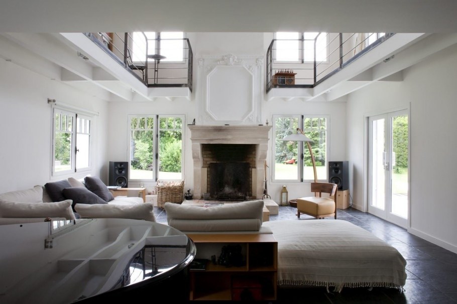 Большая гостиная с высокими потолками