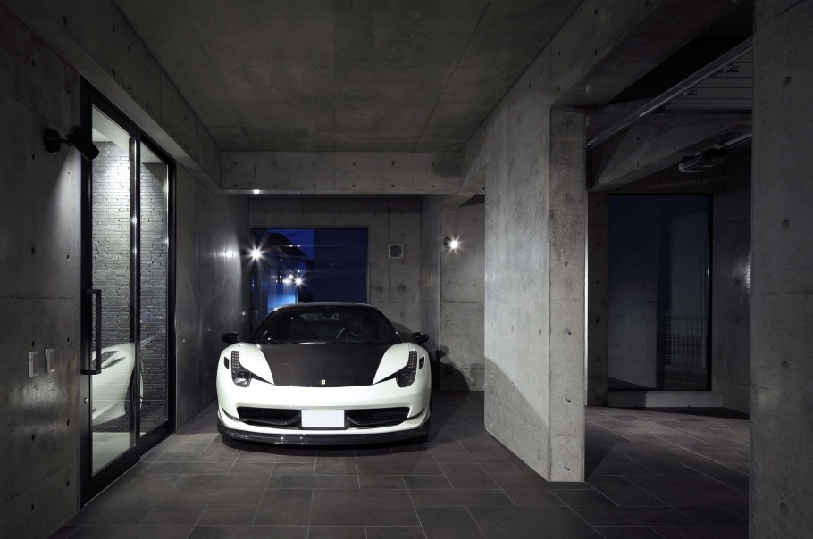 Гараж в стиле бункер