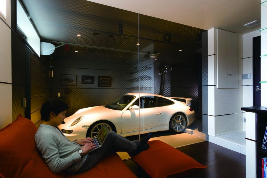 Интерьер гаража в автомобильном стиле.