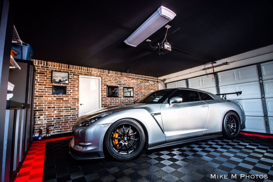 Чёрный интерьер гаража