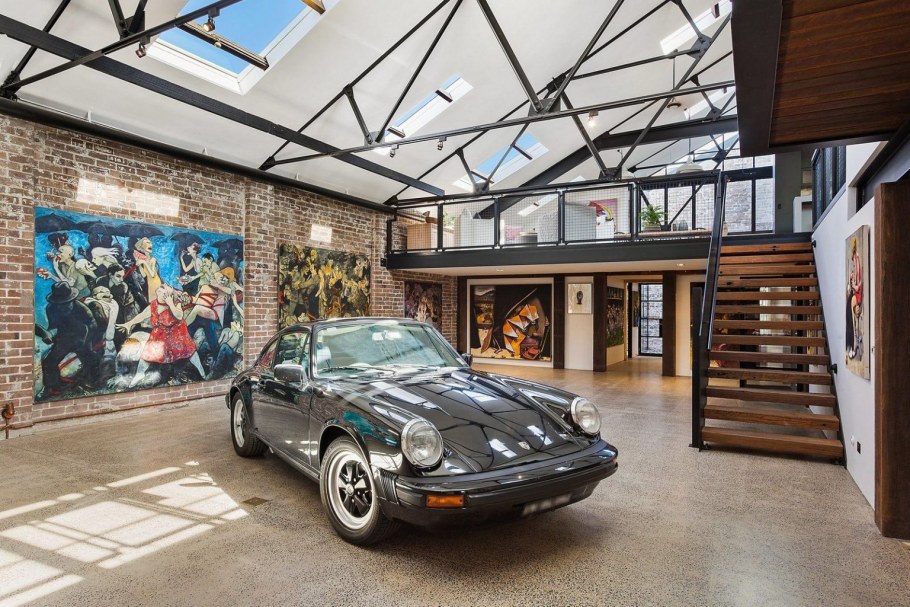 Красивый интерьер гаража