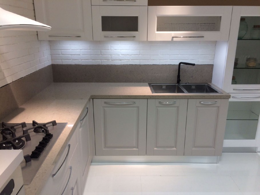 Кухни с фасадами жемчужное дерево