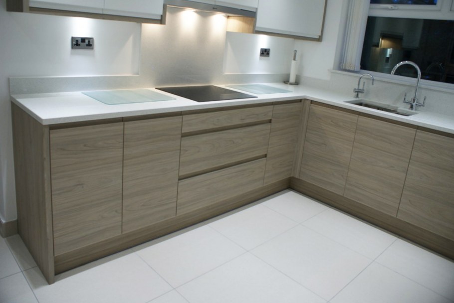 Угловая кухня белые со столешницей деревом