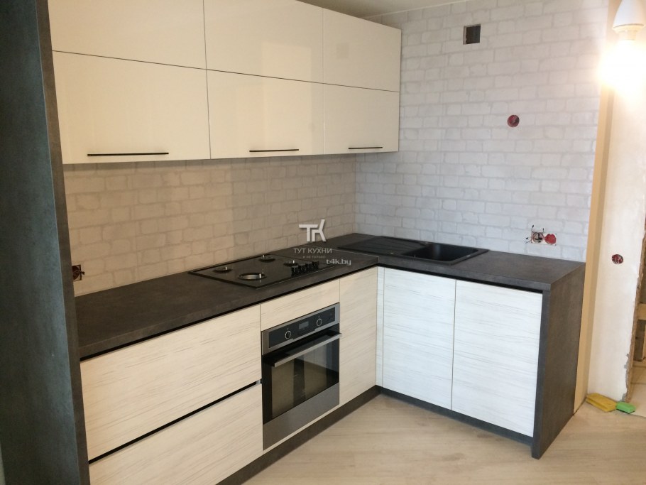 Угловая кухня с темной столешницей