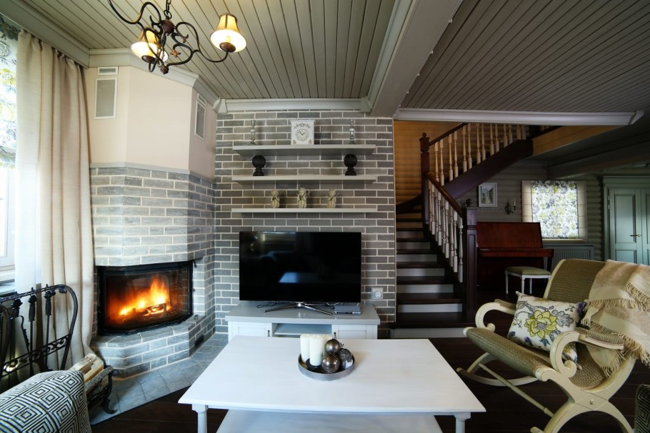 Лестница с камином в интерьере