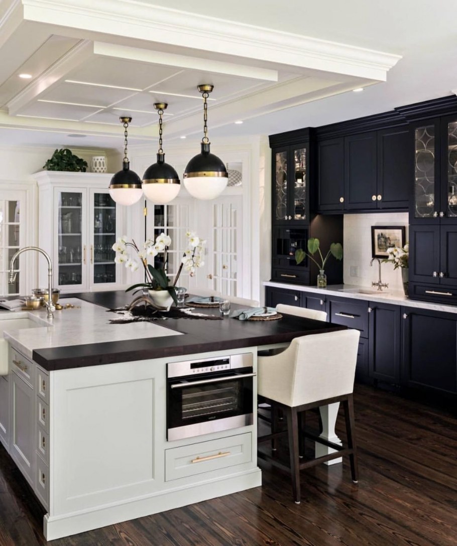 Кухня в строгом стиле