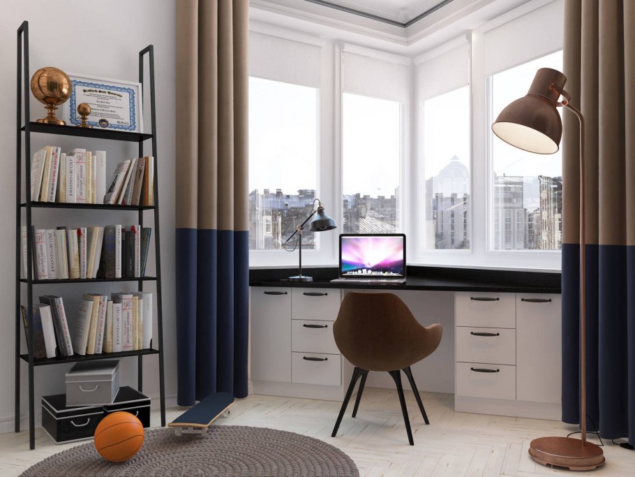 Длинный стол вдоль окна