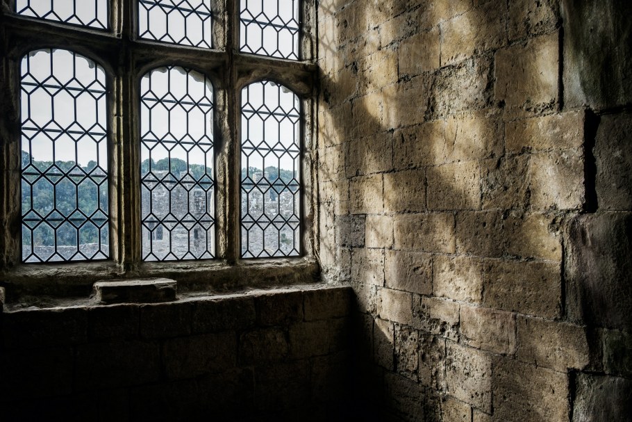 Средневековая стена с окном