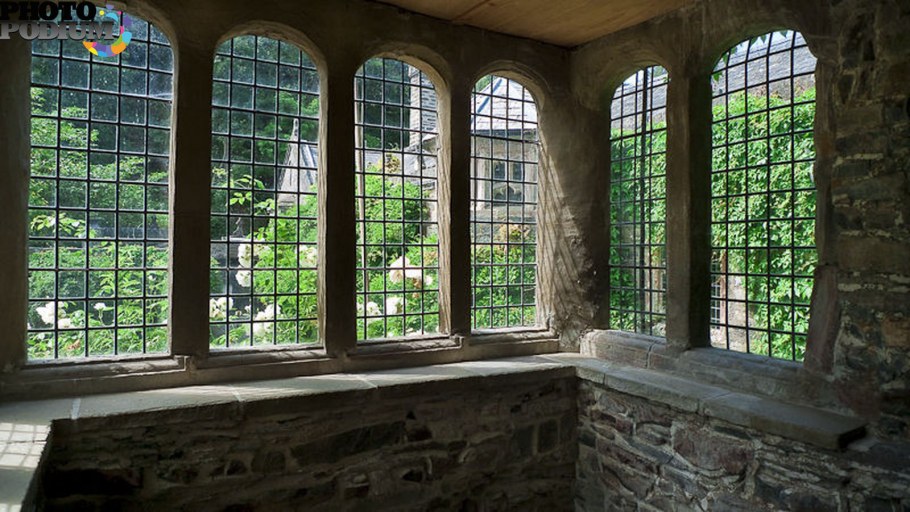 Окно замка изнутри