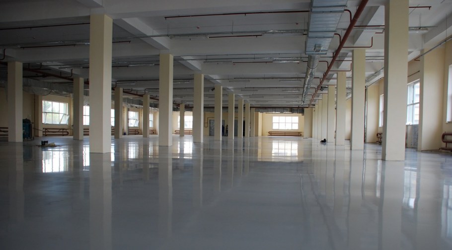 Бетонный пол в промышленном здании