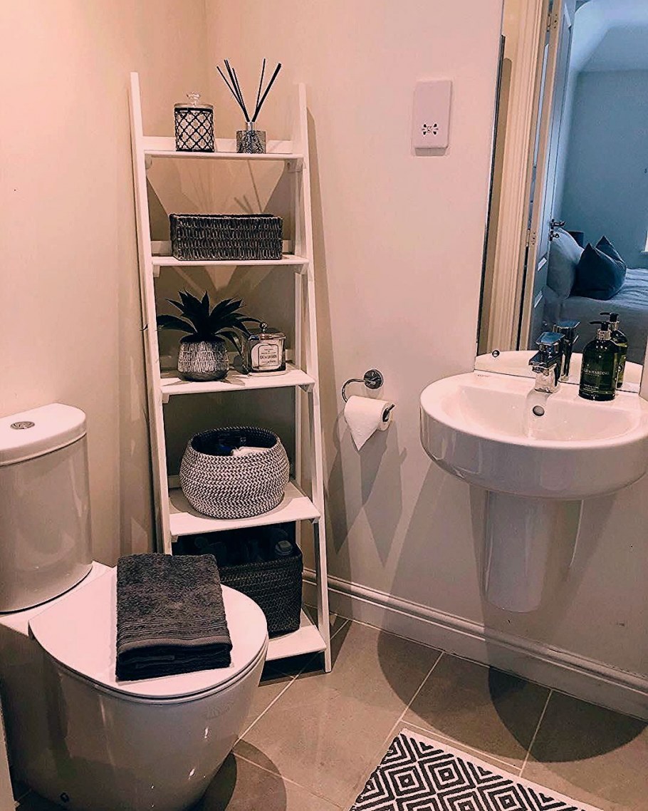 Полочки в маленькой ванной