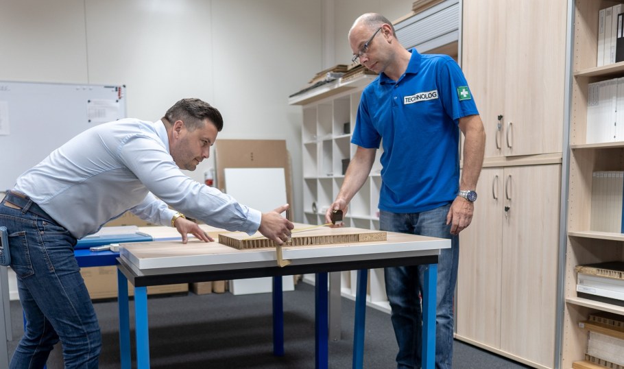 Работник мебельной фабрики