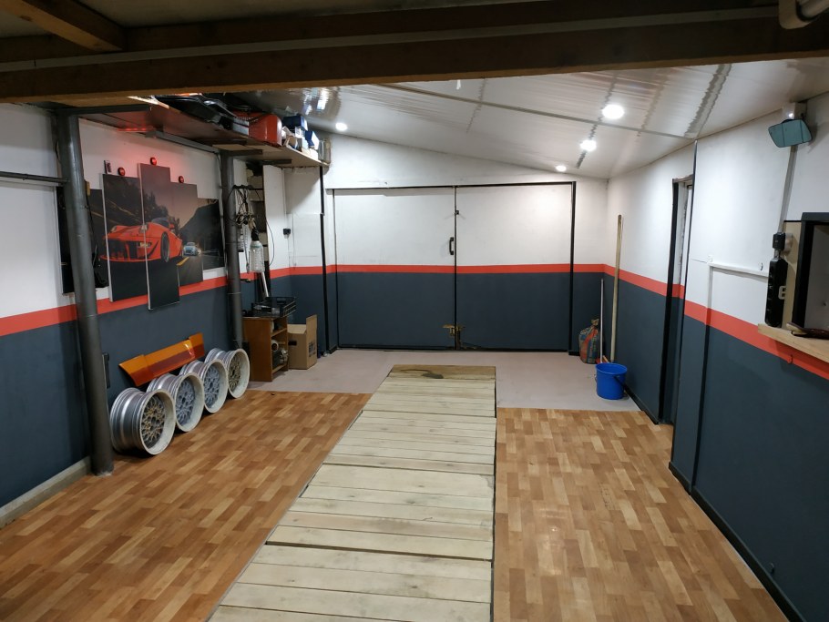 Гараж БМВ С мебелью