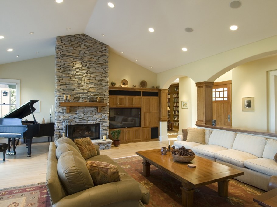 Камин в интерьере гостиной