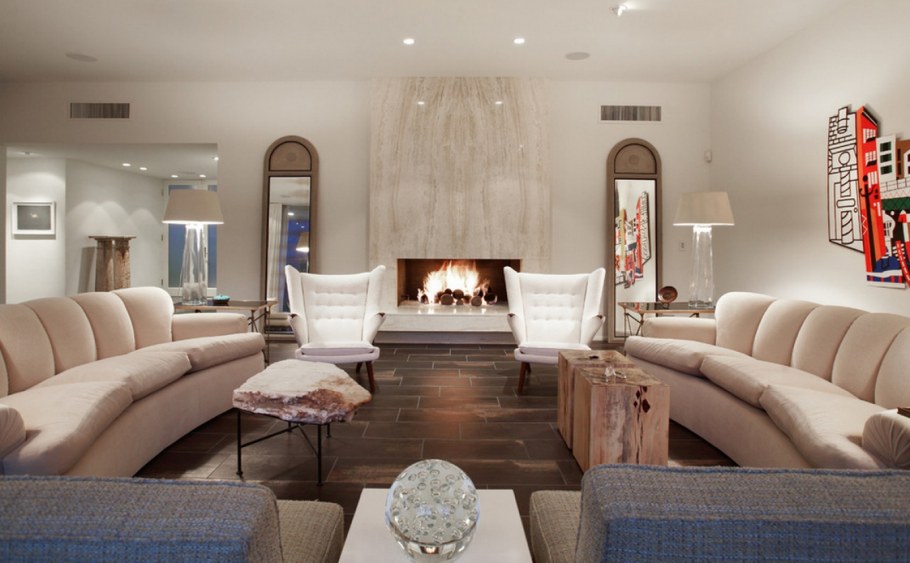 Светлая огромная гостиная в доме