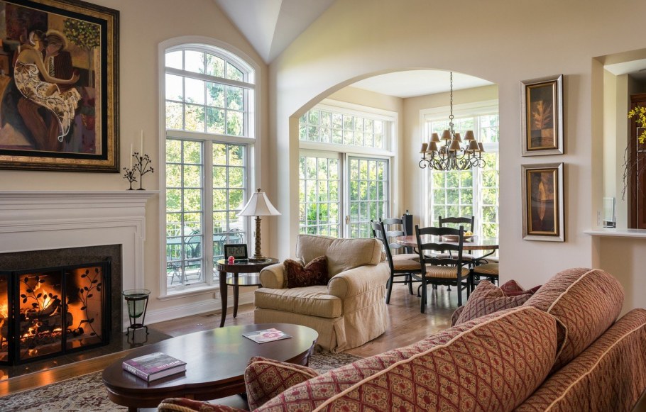Просторная гостиная с камином