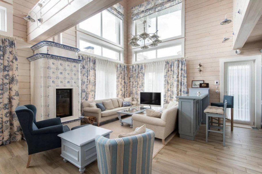 Гостиная в современном стиле в светлых тонах в загородном доме