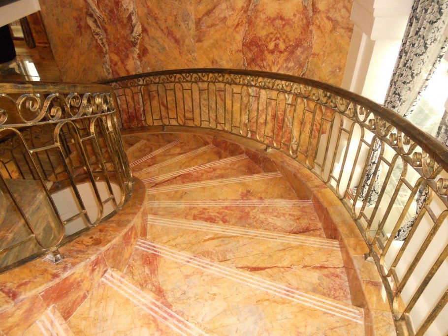 Лестницы из натурального камня в доме