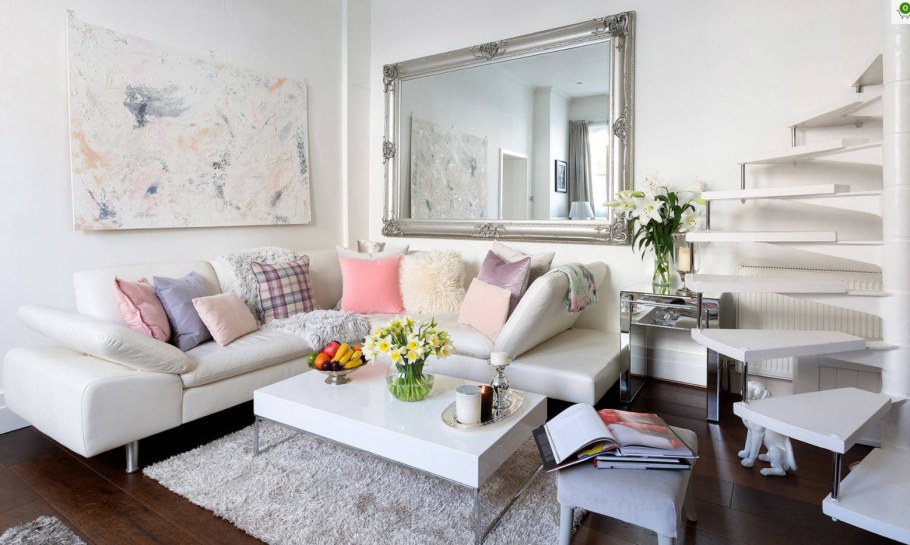 Гостиная с белым диваном