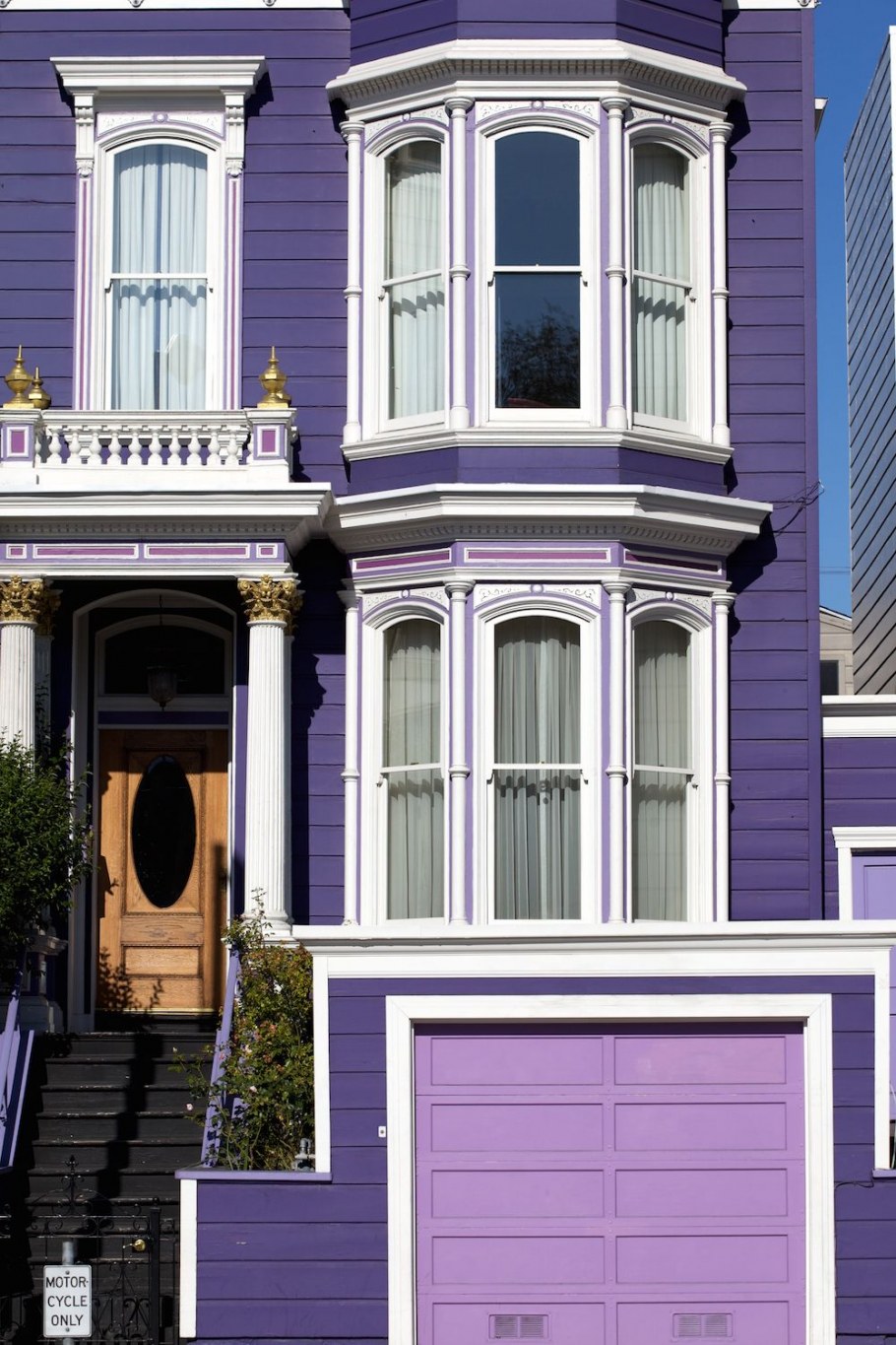 Фиолетовый фасад