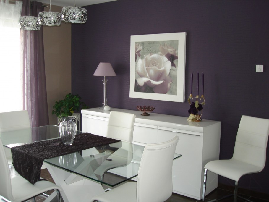 Фиолетовый диван в интерьере