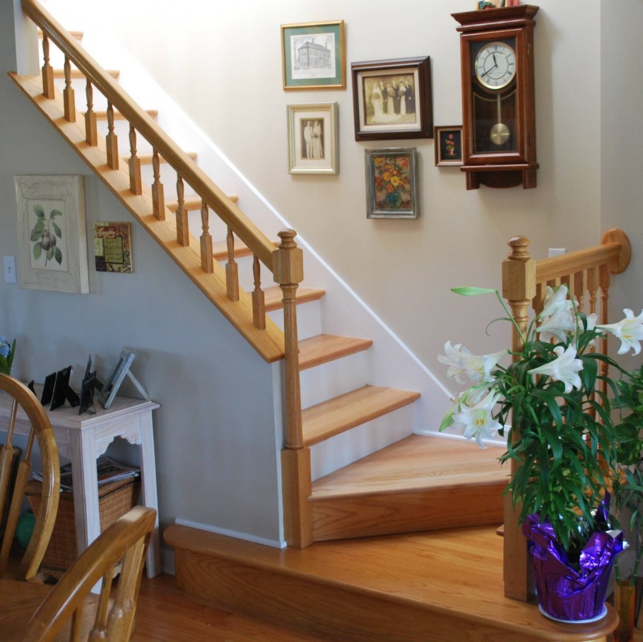 Лестница вдоль стены на второй этаж