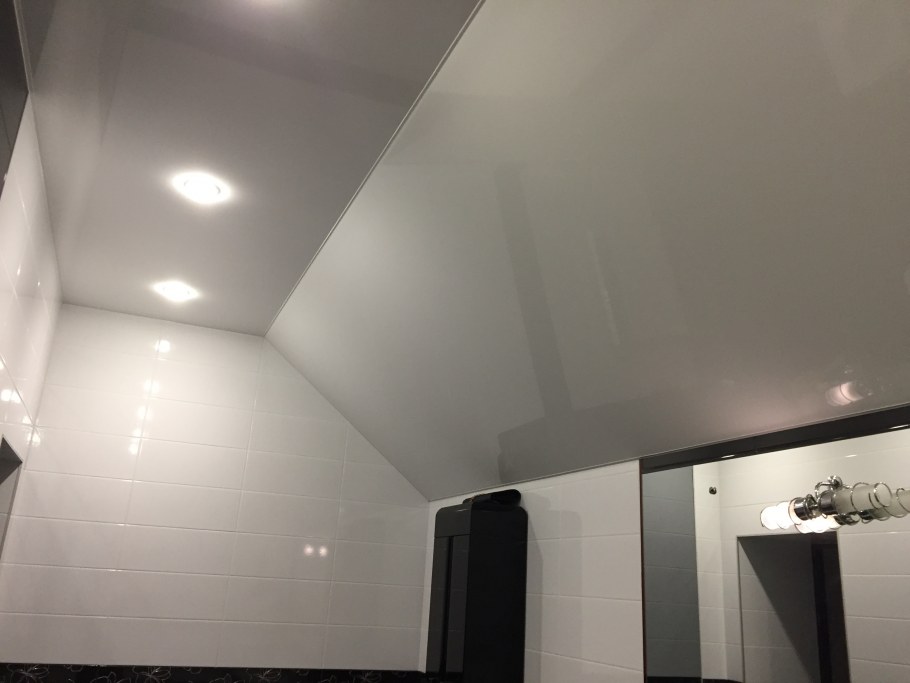 Мансардный потолок натяжной в ванной
