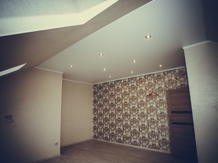Натяжной потолок под углом