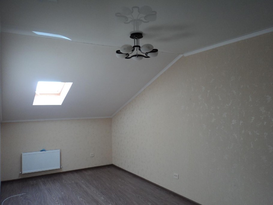 Потолочный плинтус на мансарде