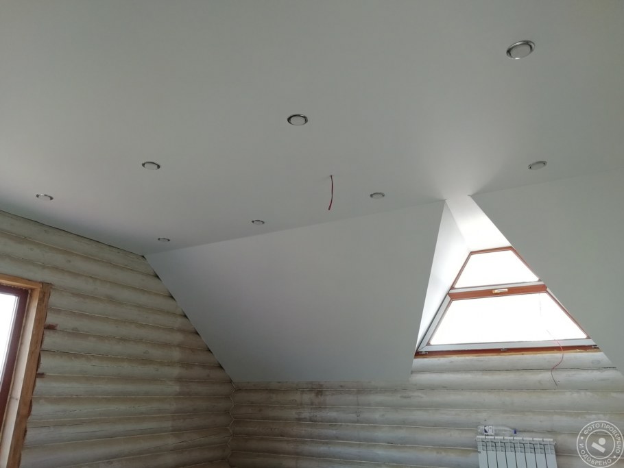 Монтаж натяжного потолка на мансарде