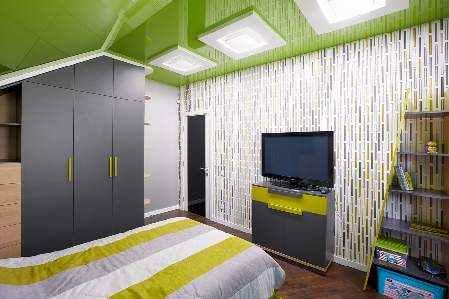 Зеленый натяжной потолок на мансарде