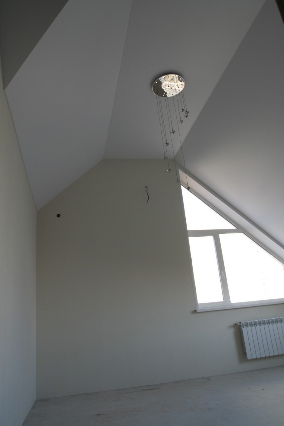 Натяжной потолок на мансарде