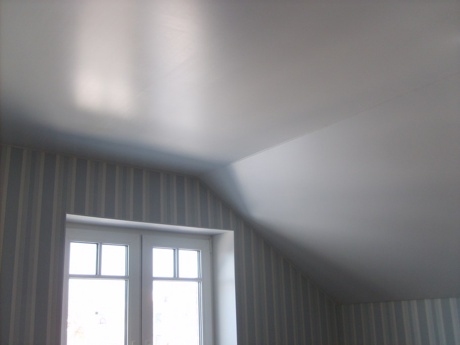 Натяжной потолок под углом