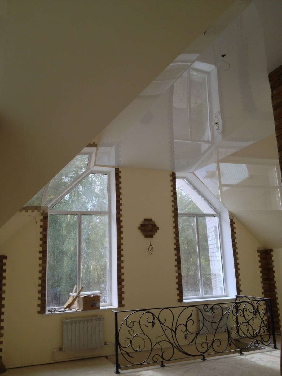 Натяжной потолок на мансарде