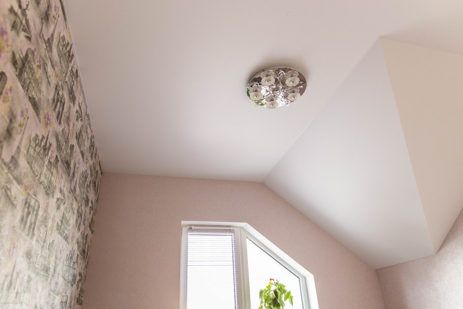 Натяжные потолки для мансарды матовые