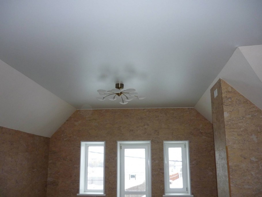 Натяжной потолок на мансарде