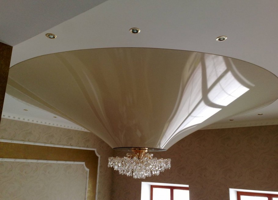 Гостиная с наклонным потолком