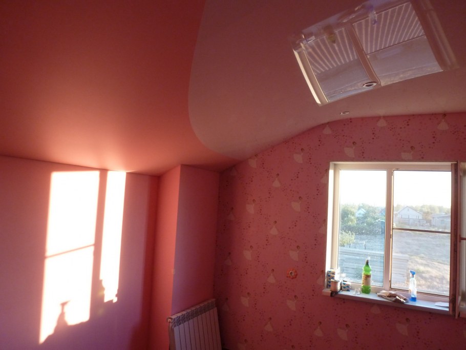 Наклонный натяжной потолок