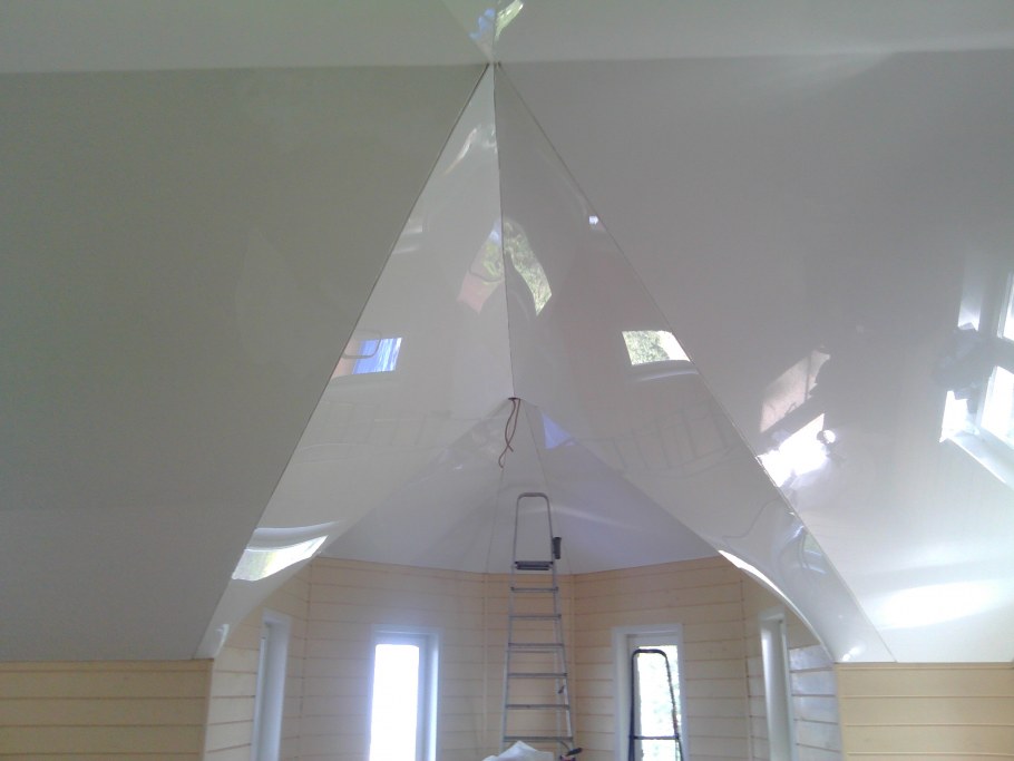 Натяжной потолок на мансарде