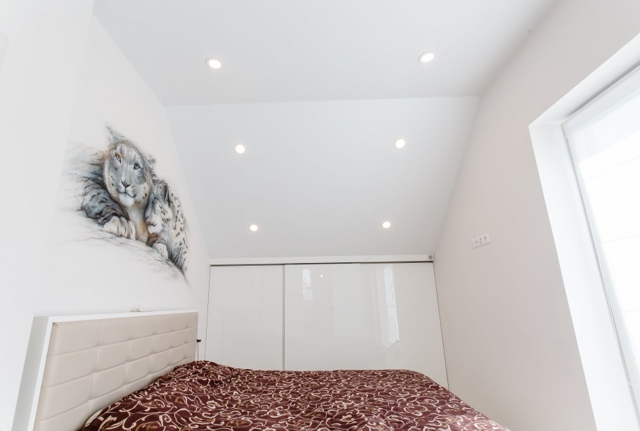 Натяжной потолок на мансарде