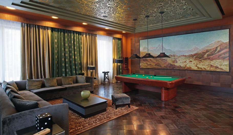 Гостиная с камином и бильярдом