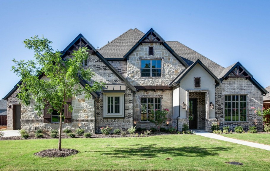 Каменные дома с разноцветными окнами