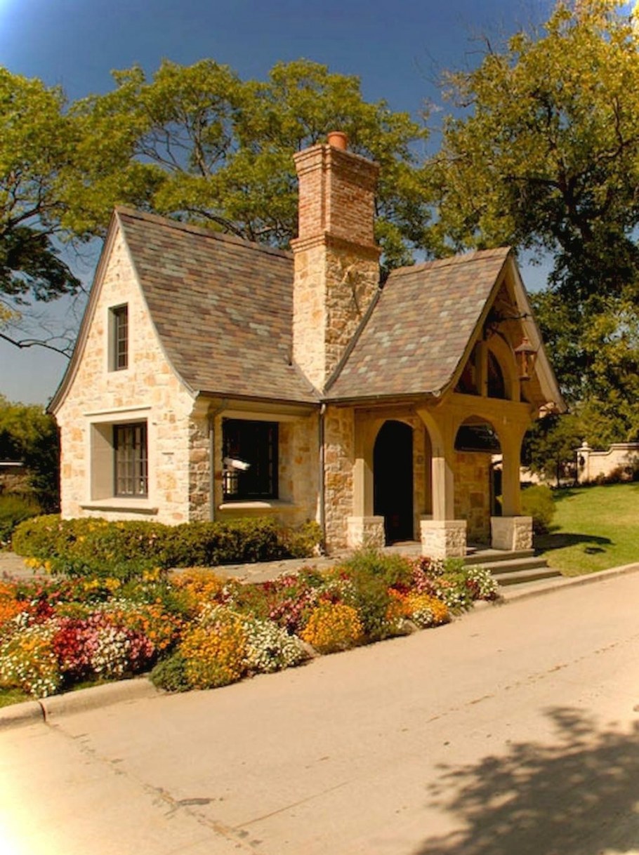 Небольшой каменный дом