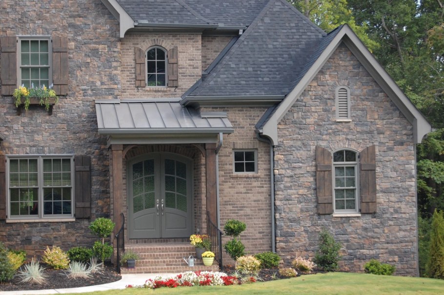 Каменный дом со ставнями